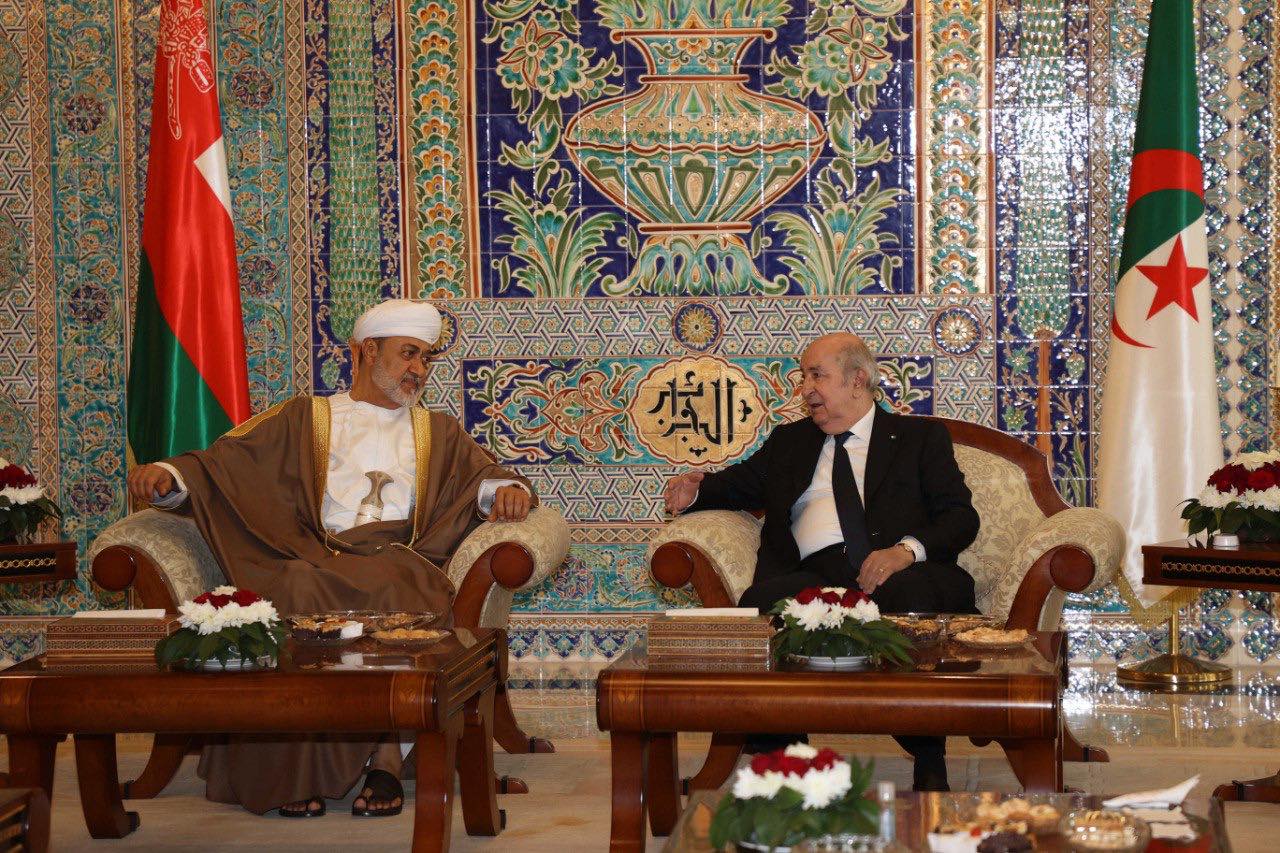رئيس الجمهورية يخص سلطان عمان باستقبال رسمي بمقر رئاسة الجمهورية