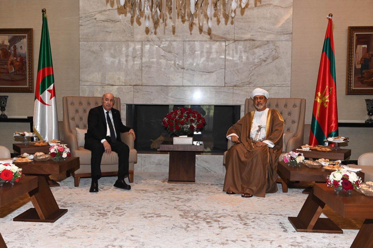 رئيس الجمهورية يتحادث على انفراد مع سلطان عمان