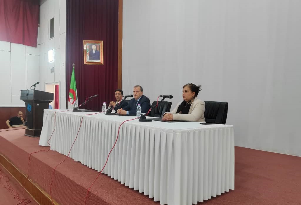 استيراد : تسليم وثائق التوطين البنكي لعدد من المتعاملين الاقتصاديين