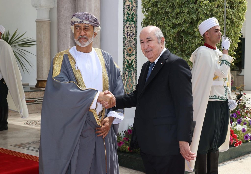 سلطان عمان هيثم بن طارق ينهي زيارة دولة إلى الجزائر