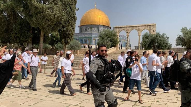 فلسطين : مستوطنون يقتحمون المسجد الأقصى المبارك