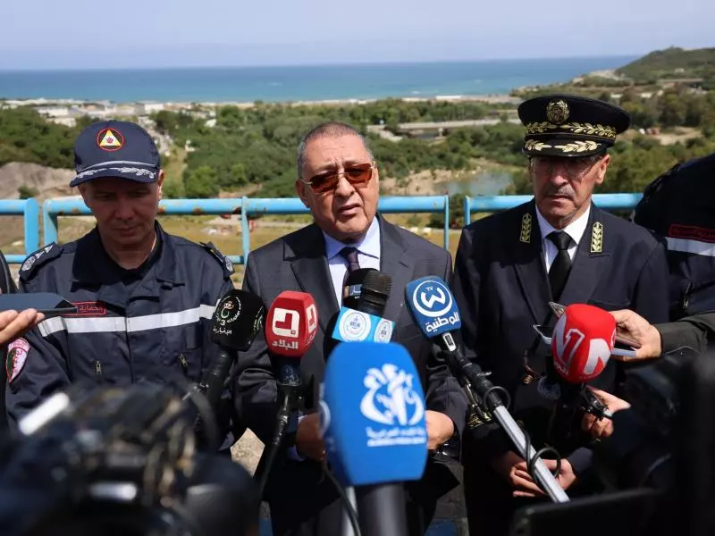مراد يؤكد أهمية اعتماد استراتيجية استباقية لمواجهة الأخطار الكبرى المحتملة