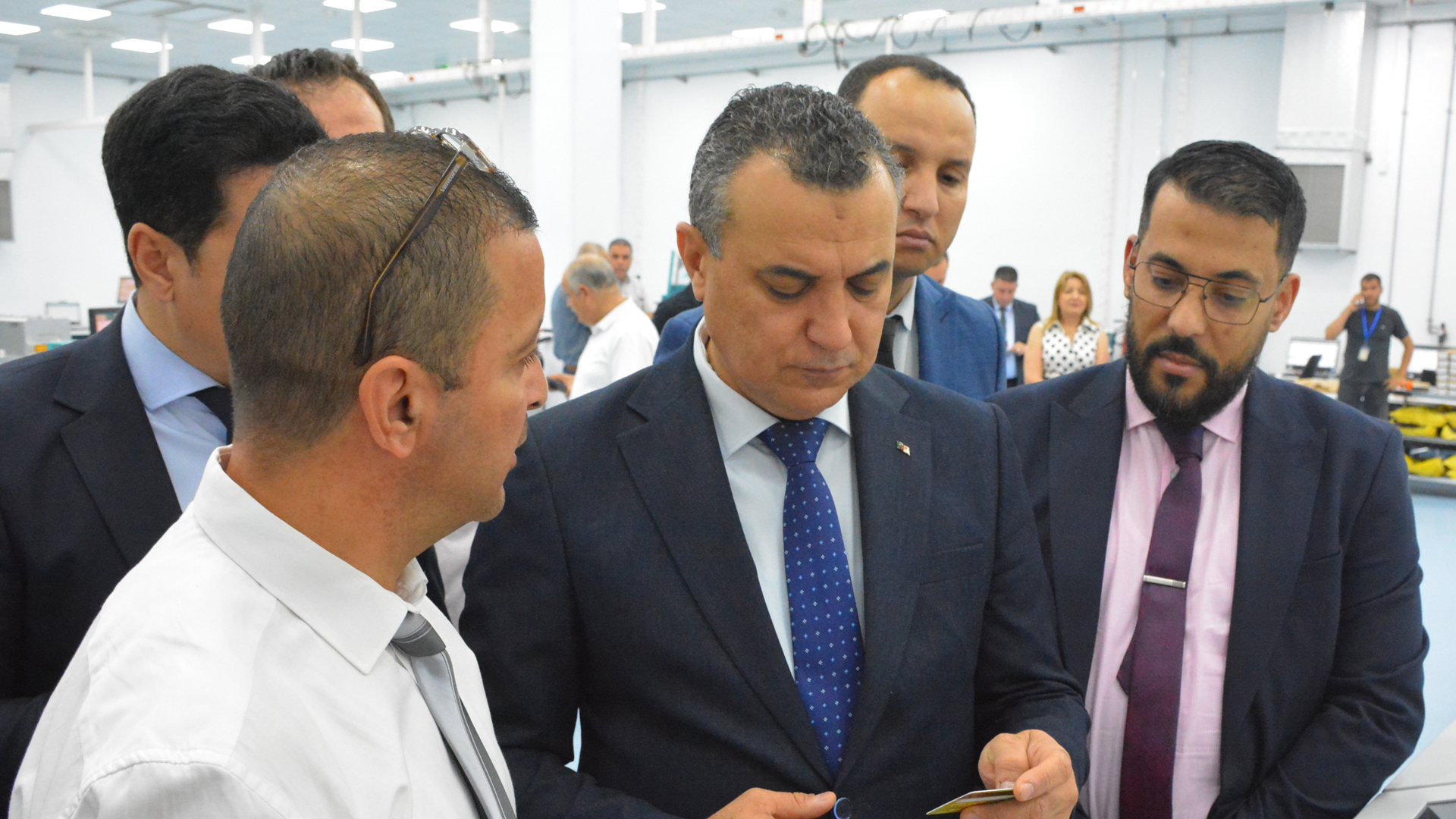 وزير البريد يقف على رفع الطاقة الإنتاجية للبطاقات النقدية إلى 50.000 بطاقة يوميا