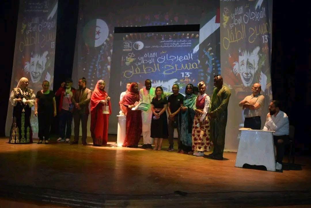 خنشلة : تتويج مسرحية “العالم الجميل” بجائزة أحسن عرض مسرحي متكامل
