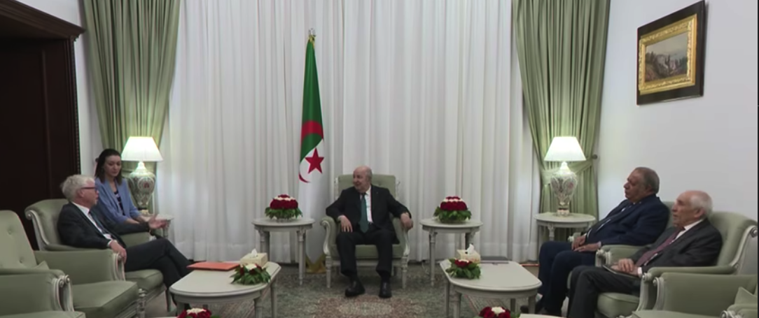 رئيس الجمهورية يستقبل سفير المملكة المتحدة لبريطانيا العظمى وإيرلندا الشمالية لدى الجزائر