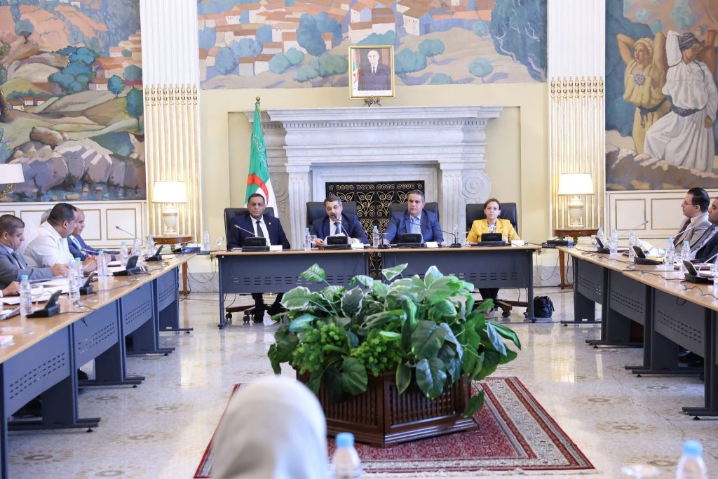 وزير المالية يعرض نص قانون تسوية الميزانية ل2022 على اللجنة المختصة