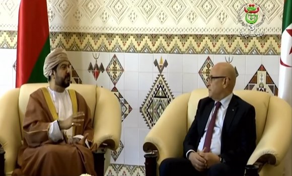 معرض الجزائر الدولي: زيتوني يستقبل نظيره العماني
