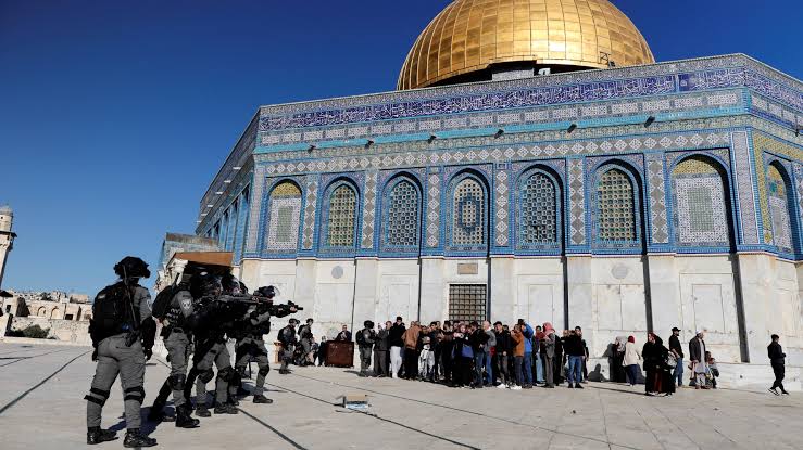فلسطين: قوات الاحتلال الصهيوني تقتحم المسجد الأقصى وتعتقل أربعة من حراسه وسط تصعيد خطير