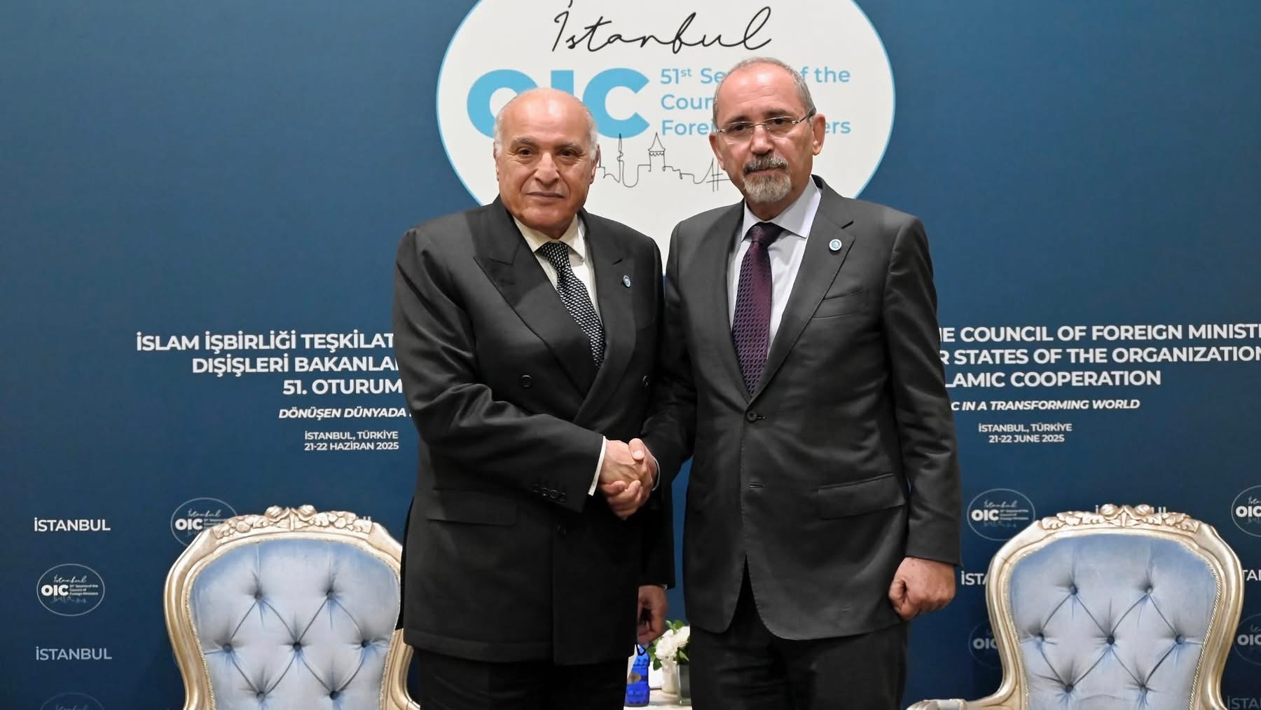 عطاف يجري بإسطنبول محادثات ثنائية مع نائب رئيس الوزراء، وزير الخارجية و شؤون المغتربين بالمملكة الأردنية الهاشمية
