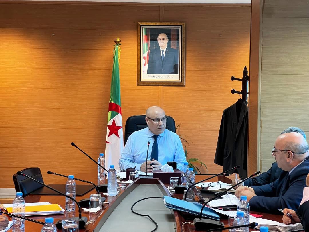 زيتوني يترأس بمقر الوزارة اجتماعاً خصص لمتابعة تطورات الأسعار في السوق