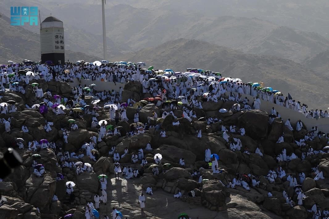 ضيوف الرحمن يؤدون الركن الأعظم للحج بالوقوف على صعيد عرفات