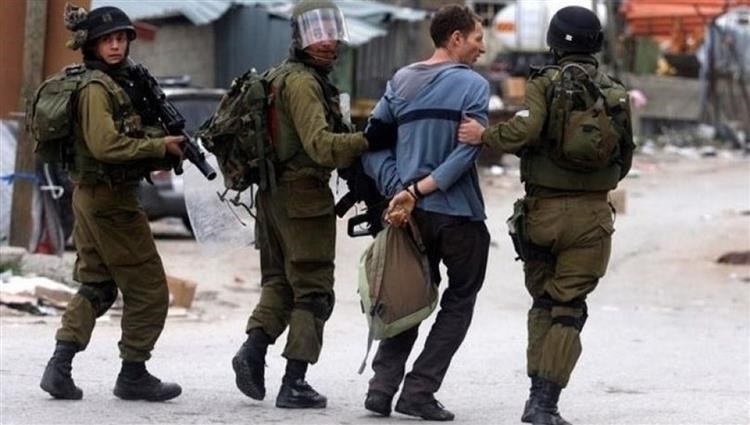 قوات الاحتلال الصهيوني تشن حملة اعتقالات طالت 13 فلسطينيا من الضفة الغربية المحتلة