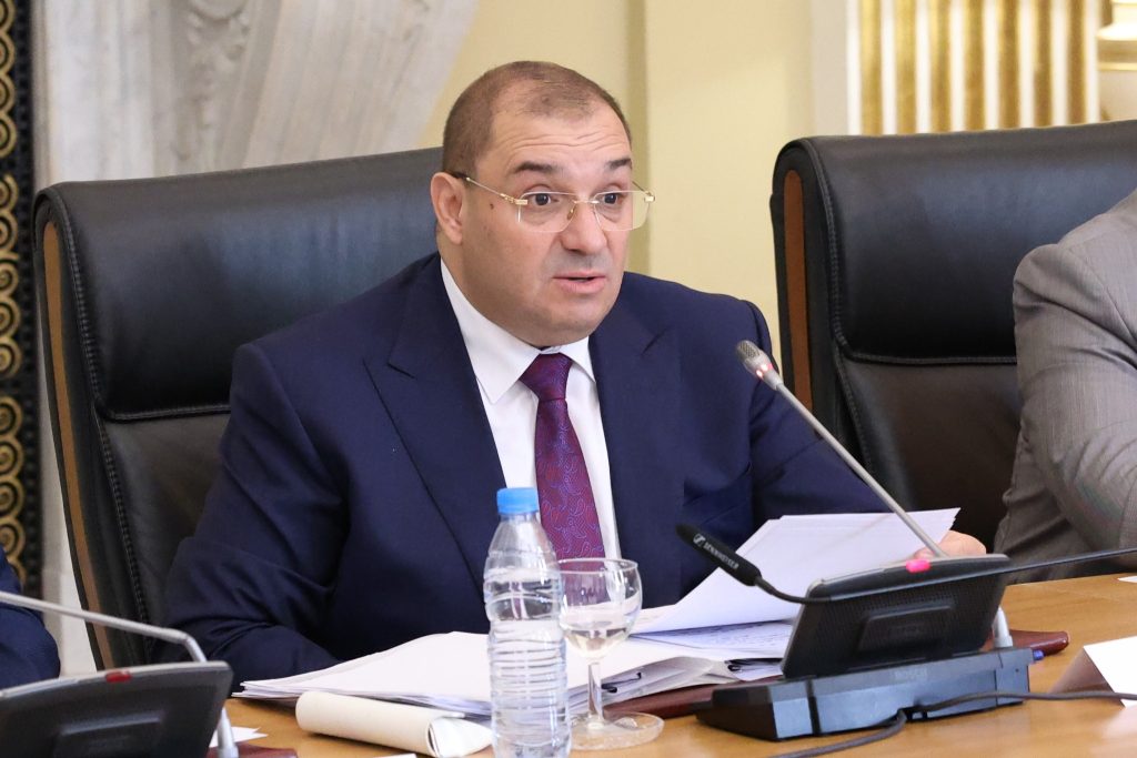 مجلس الأمة.. وزير العدل يعرض نص القانون المتعلق بحماية الأشخاص الطبيعيين