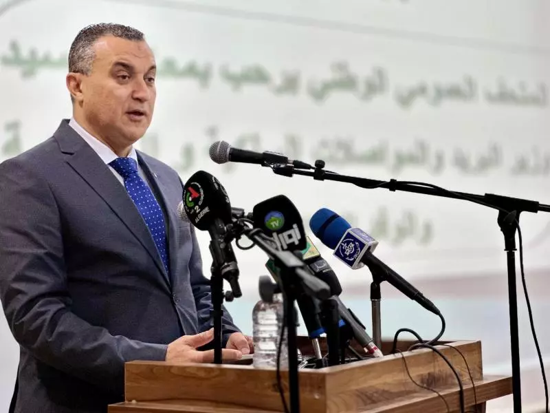 وزير البريد يشرف على مراسم توزيع 350 سكن بعين تموشنت