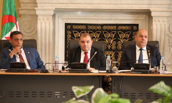 وزير العدل يعرض نص القانون المتعلق بالتعبئة العامة أمام اللجنة المختصة