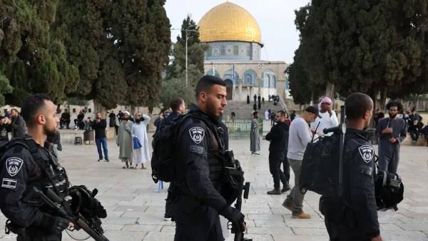 فلسطين : عشرات المستوطنين يقتحمون باحات المسجد الأقصى المبارك