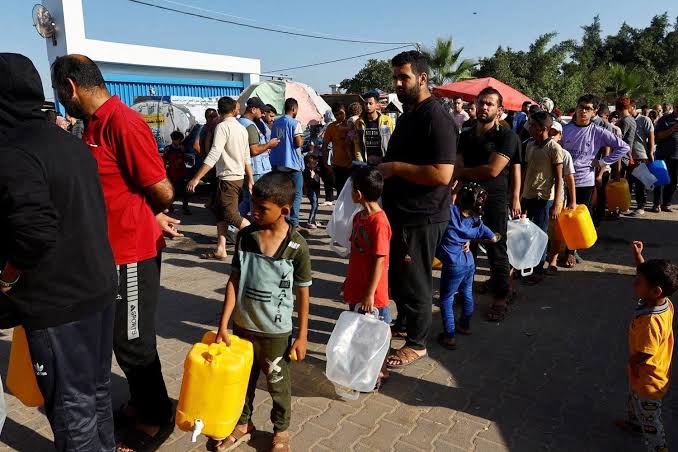 العدوان على غزة : خطر صحي يهدد القطاع بسبب انعدام المياه النظيفة وارتفاع درجات الحرارة