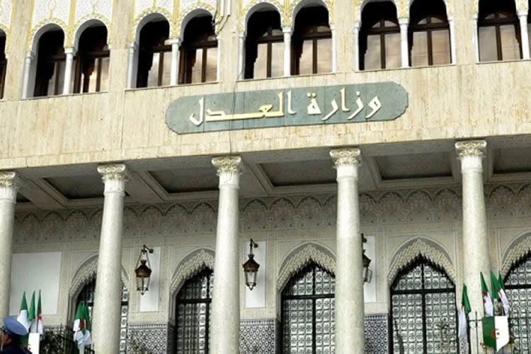 وزارة العدل : تمكين الجالية الوطنية بالخارج من إستخراج شهادة الجنسية الجزائرية ممضاة إلكترونيا