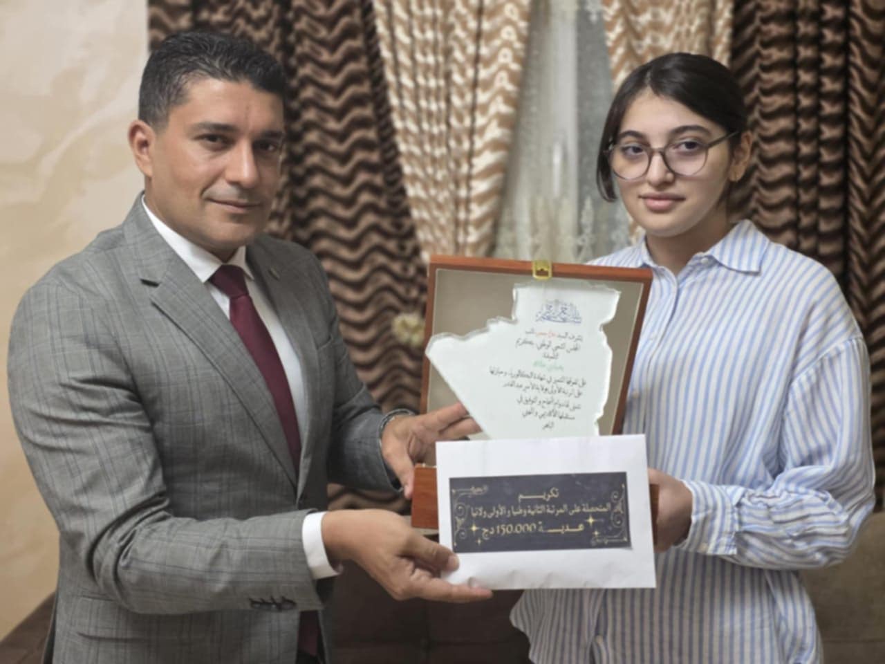 معسكر : أصحاب المرتب الثلاثة الأولى في امتحان الباكالوريا يحظون بتكريم خاص من طرف النائب البرلماني جعفر عدة