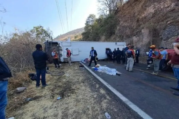 مصرع 15 راكبا في حادث إنقلاب حافلة بجبال الأنديز في البيرو