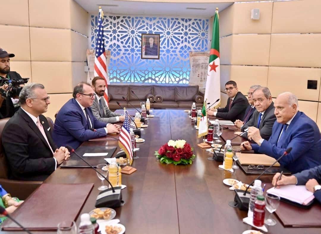 عطاف يستقبل المستشار الرفيع لرئيس الولايات المتحدة الأميركية لإفريقيا
