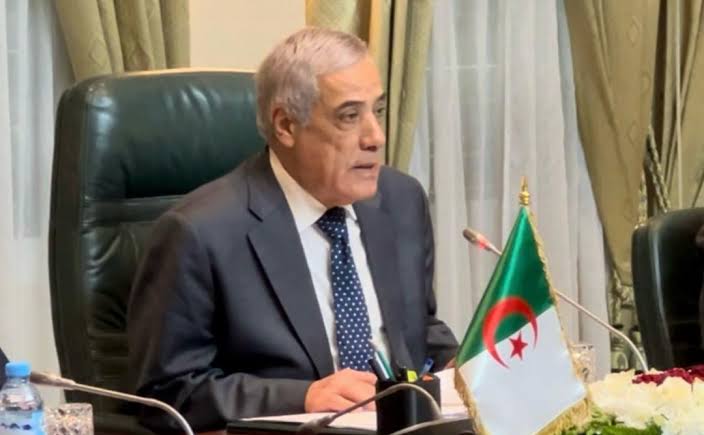 الوزير الأول يستقبل سفير باكستان بالجزائر