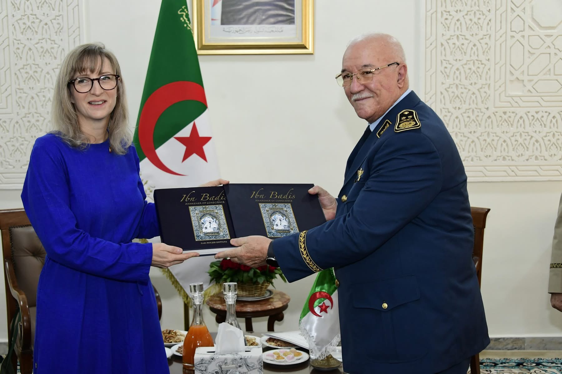 الأمين العام لوزارة الدفاع الوطني، يستقبل سفيرة كندا بالجزائر