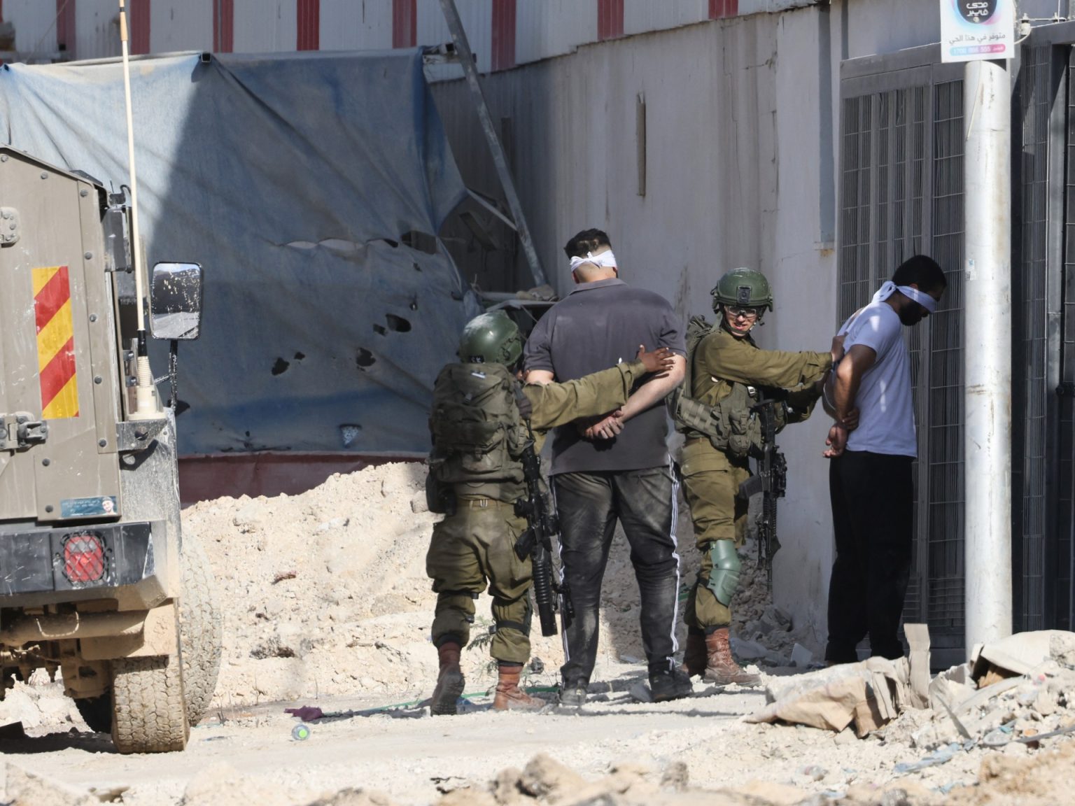 قوات الاحتلال الصهيوني تعتقل 25 فلسطينيا من الضفة الغربية