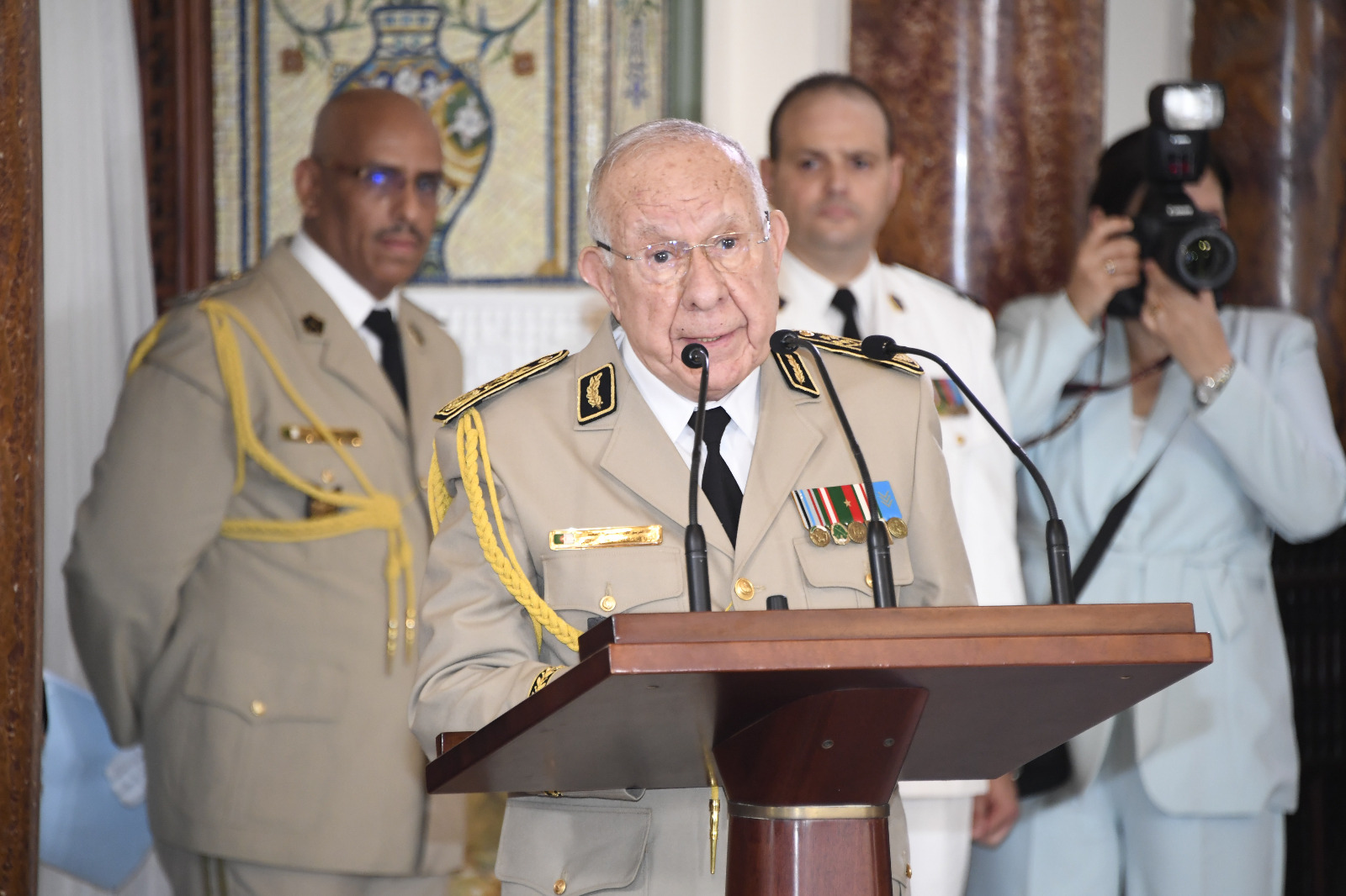 الفريق أول شنقريحة يثمّن نتائج شبلات وأشبال الأمة في البكالوريا والتعليم المتوسط