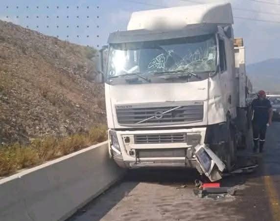 الطارف: وفاة 3 أشخاص وإصابة 11 آخرين في اصطدام بين حافلة وشاحنة