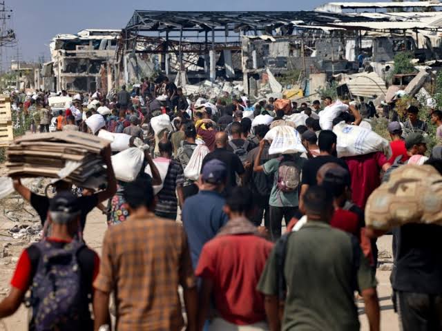 غزة: 20 شهيدا وعشرات الإصابات في انقلاب شاحنة فوق منتظري المساعدات