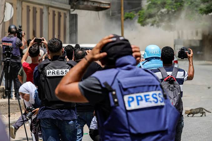 العدوان الصهيوني: أكثر من 25 دولة تطالب بحماية الصحفيين والسماح لوسائل الإعلام الأجنبية بالدخول إلى غزة