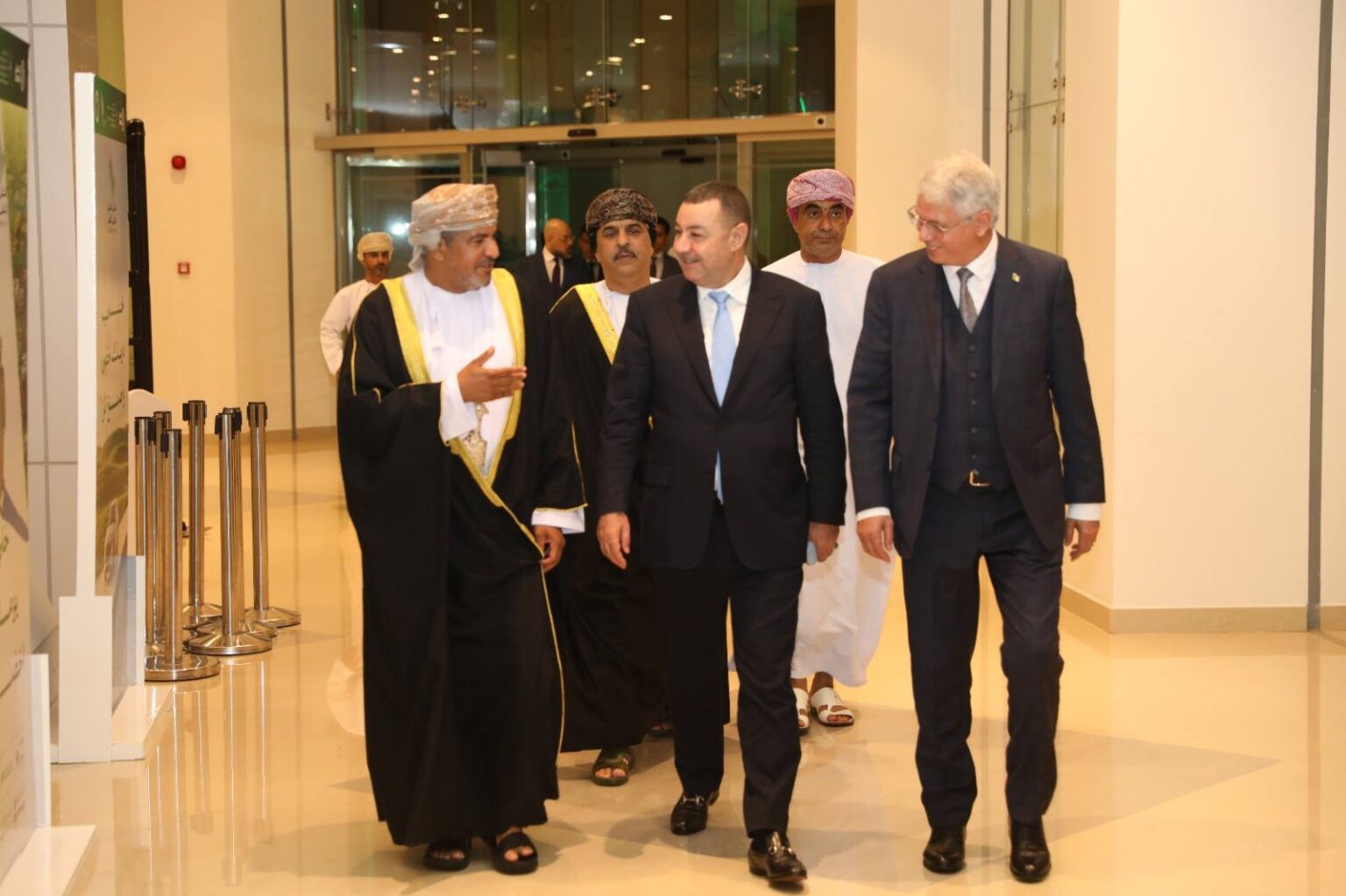 وزير النقل يقوم بزيارة عمل إلى سلطنة عمان لتعزيز التعاون الثنائي