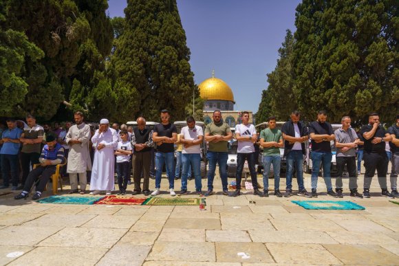رغم التشديدات العسكرية للاحتلال الصهيوني ..عشرات الآلاف يؤدون صلاة الجمعة في المسجد الأقصى