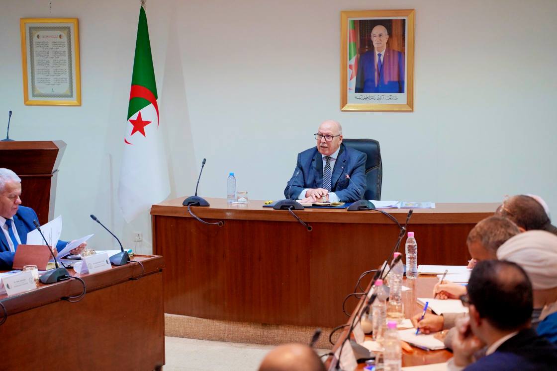 وزير الصناعة يترأس اجتماعا حول مشاريع مجمع الصناعات الميكانيكية