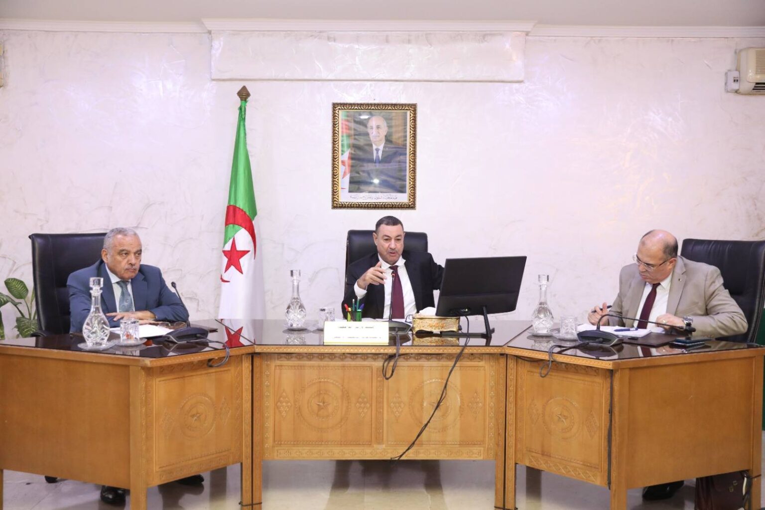 سعيود يُشرف على اجتماع  العصرنة والتحول الرقمي بمطار الجزائر الدولي ويشدّد على تسريع وتيرة الإنجاز