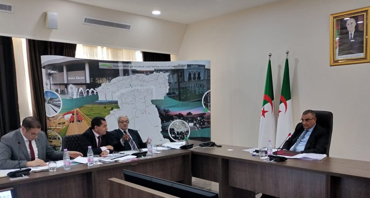 وزير الأشغال العمومية يترأس اجتماعا تنسيقيا بمقر دائرته الوزارية