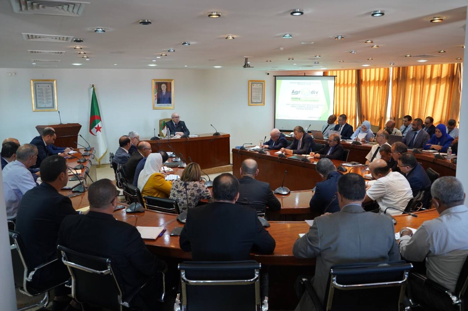 وزير الصناعة يباشر سلسلة من اللقاءات، تجمعه مع المجمعات الصناعية العمومية