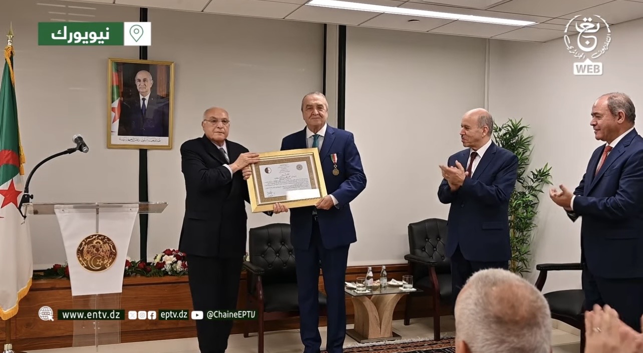 عطاف يشرف على مراسم توشيح بن جامع بوسام بدرجة عشير من مصف الاستحقاق الوطني