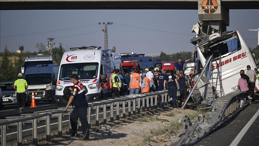 تركيا: وفاة ثلاثة أشخاص وإصابة 16 آخرين إثر حادث تصادم بين حافلة وشاحنة بجنوب البلاد