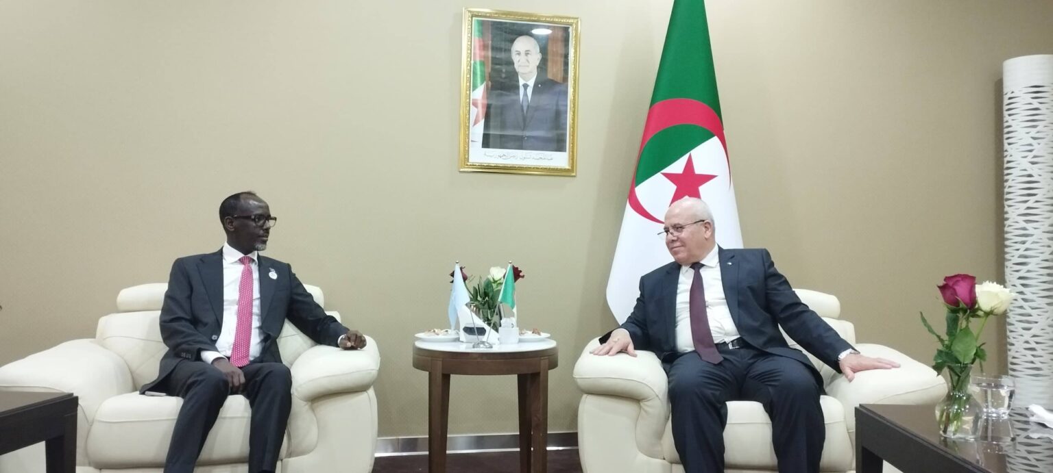 يوسف شرفة يتحادث مع وزير التجارة والصناعة الصومالي