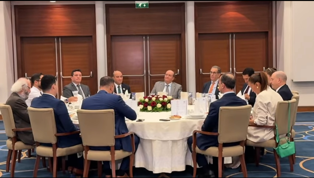 الوزير الأول بالنيابة يشرف على حفل استقبال لممثلي الجالية الوطنية بالخارج المشاركين في “يوم الجاليات الإفريقية”