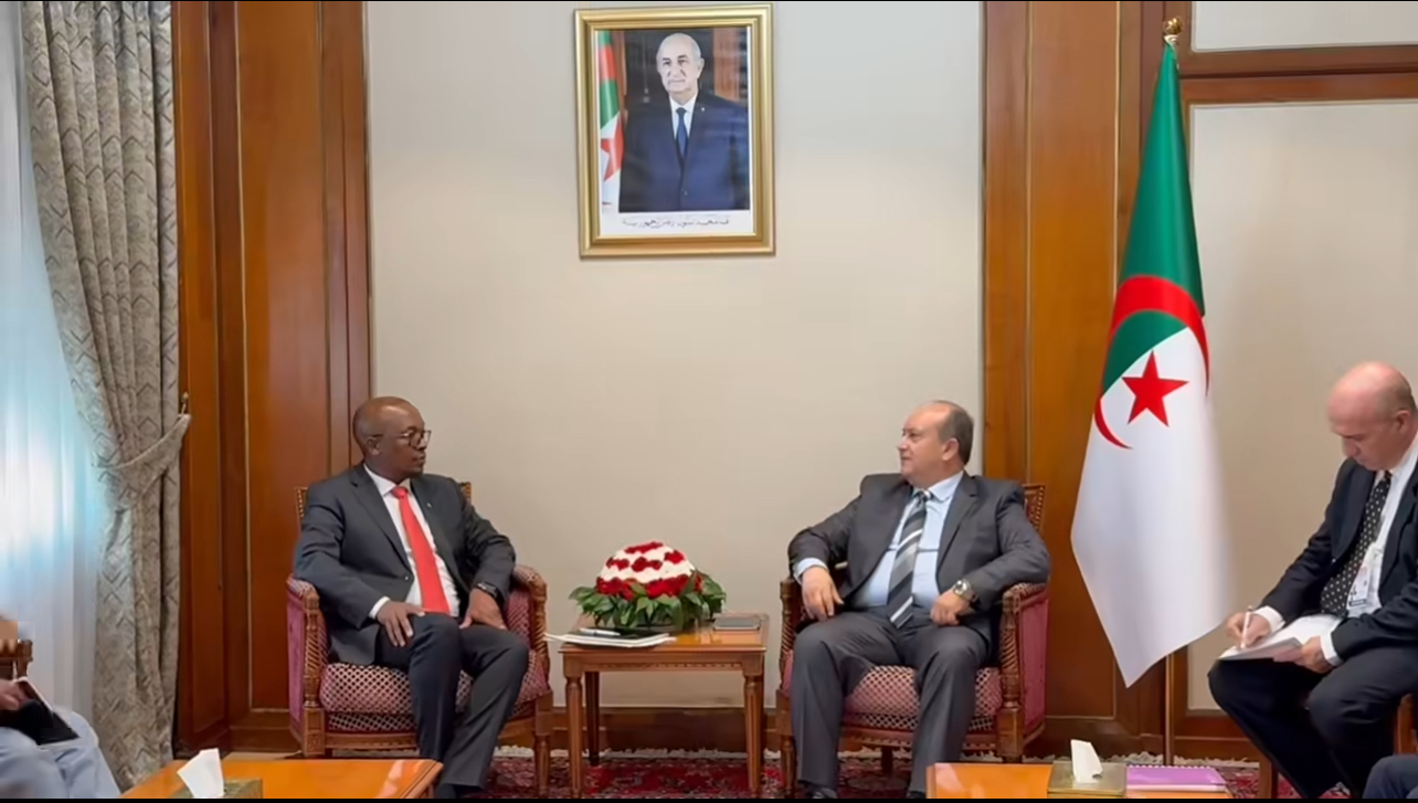 الوزير الأول بالنيابة يستقبل وزير التجارة والصناعة والمنافسة لجمهورية جنوب إفريقيا باركس تاو