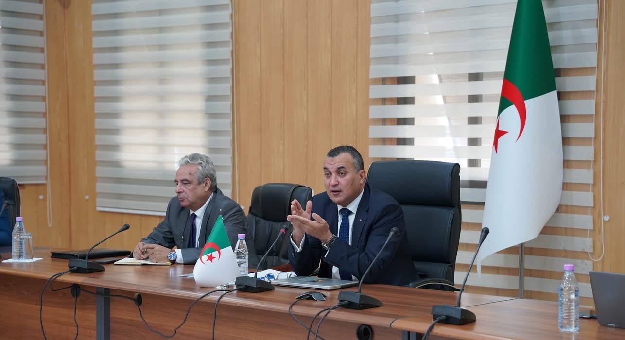 زروقي يجتمع بمتعاملي البريد السريع ويؤكد على تعزيز تأطير هذا النشاط وتحسين الخدمة
