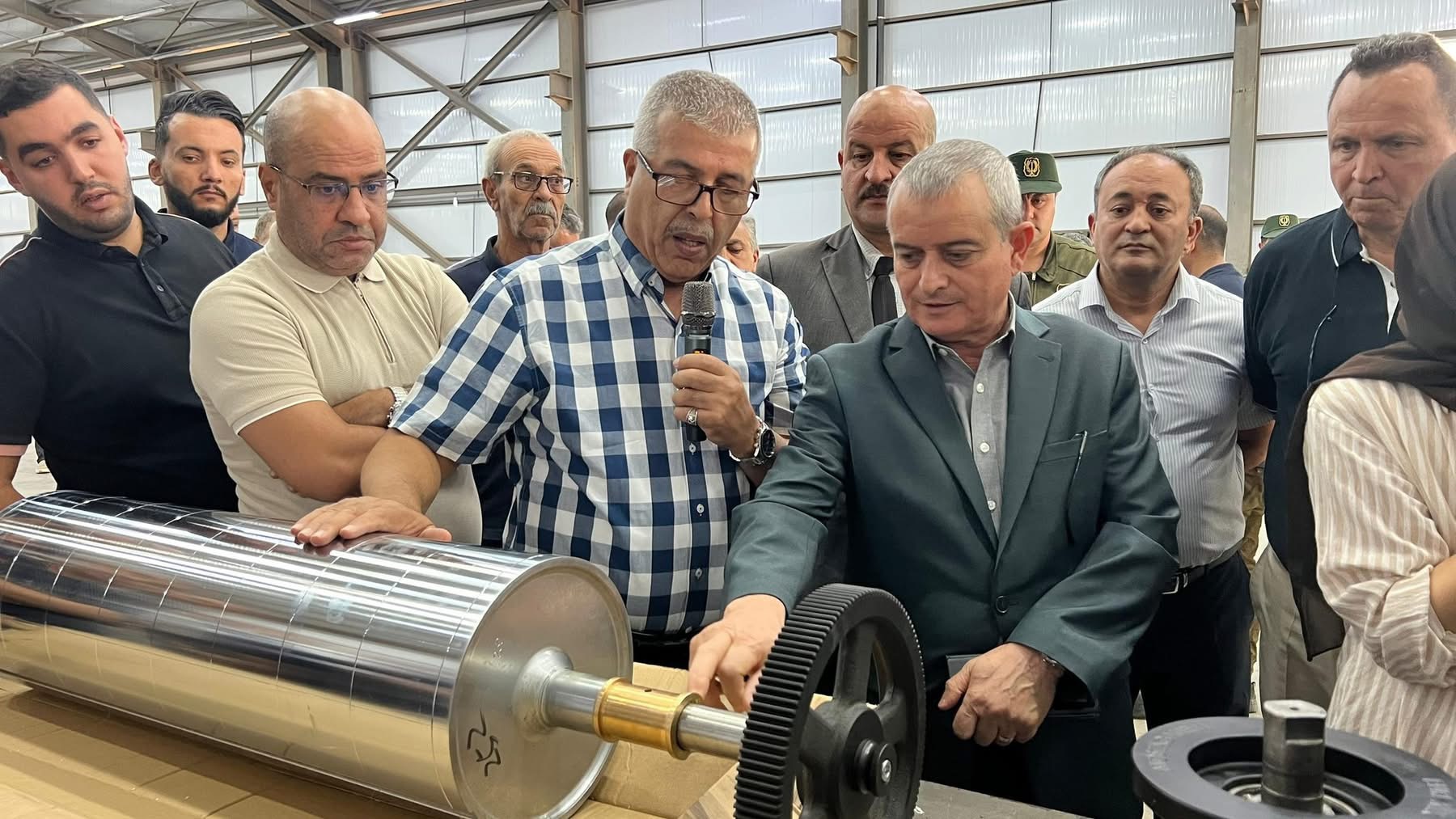 والي ولاية مستغانم يعاين وحدة الصناعات الميكانيكية EURL MIK بالمنطقة الصناعية البرجية