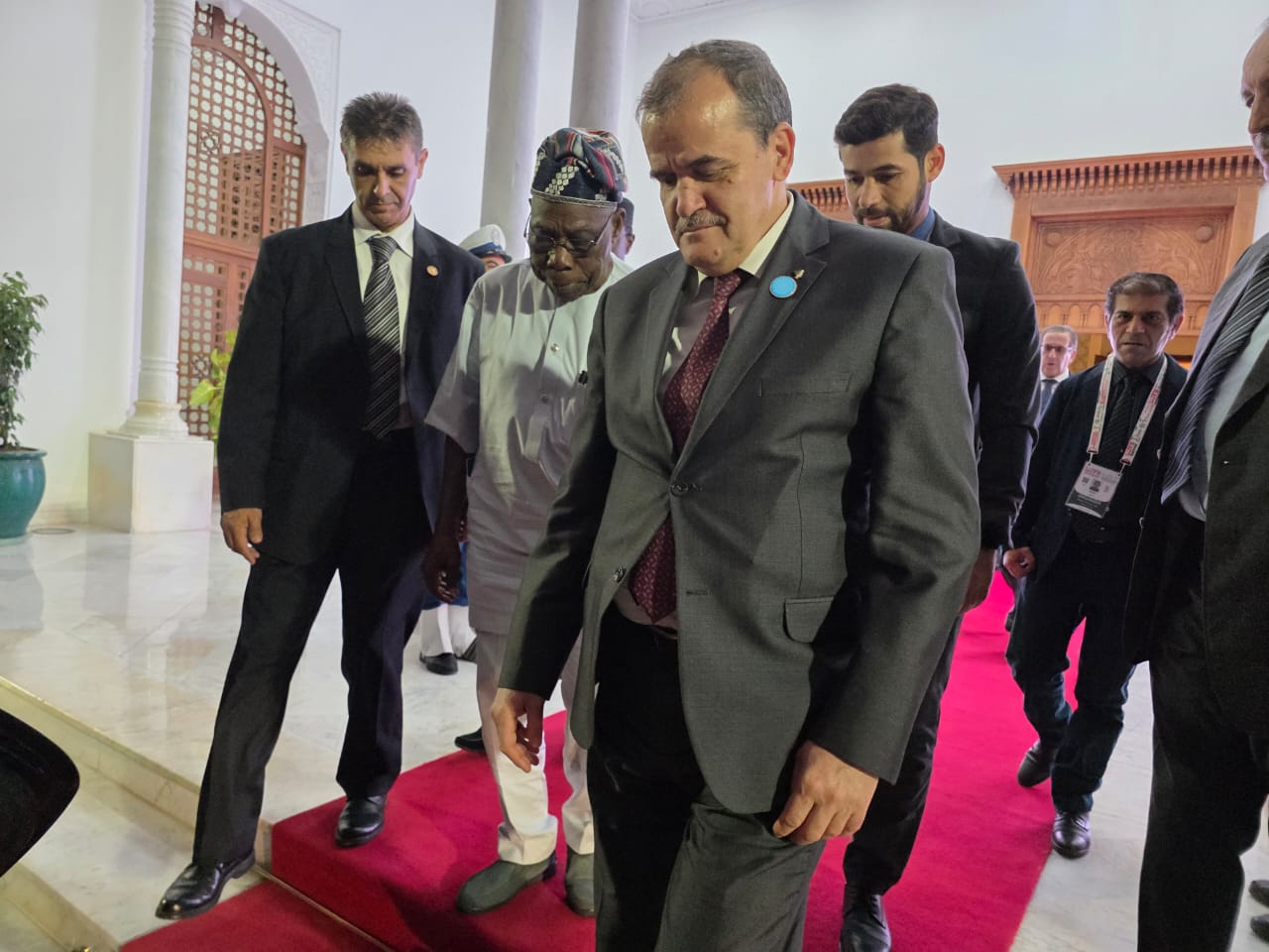 رئيس جمهورية نيجيريا الأسبق أولوسيغون أوباسانجو يغادر الجزائر