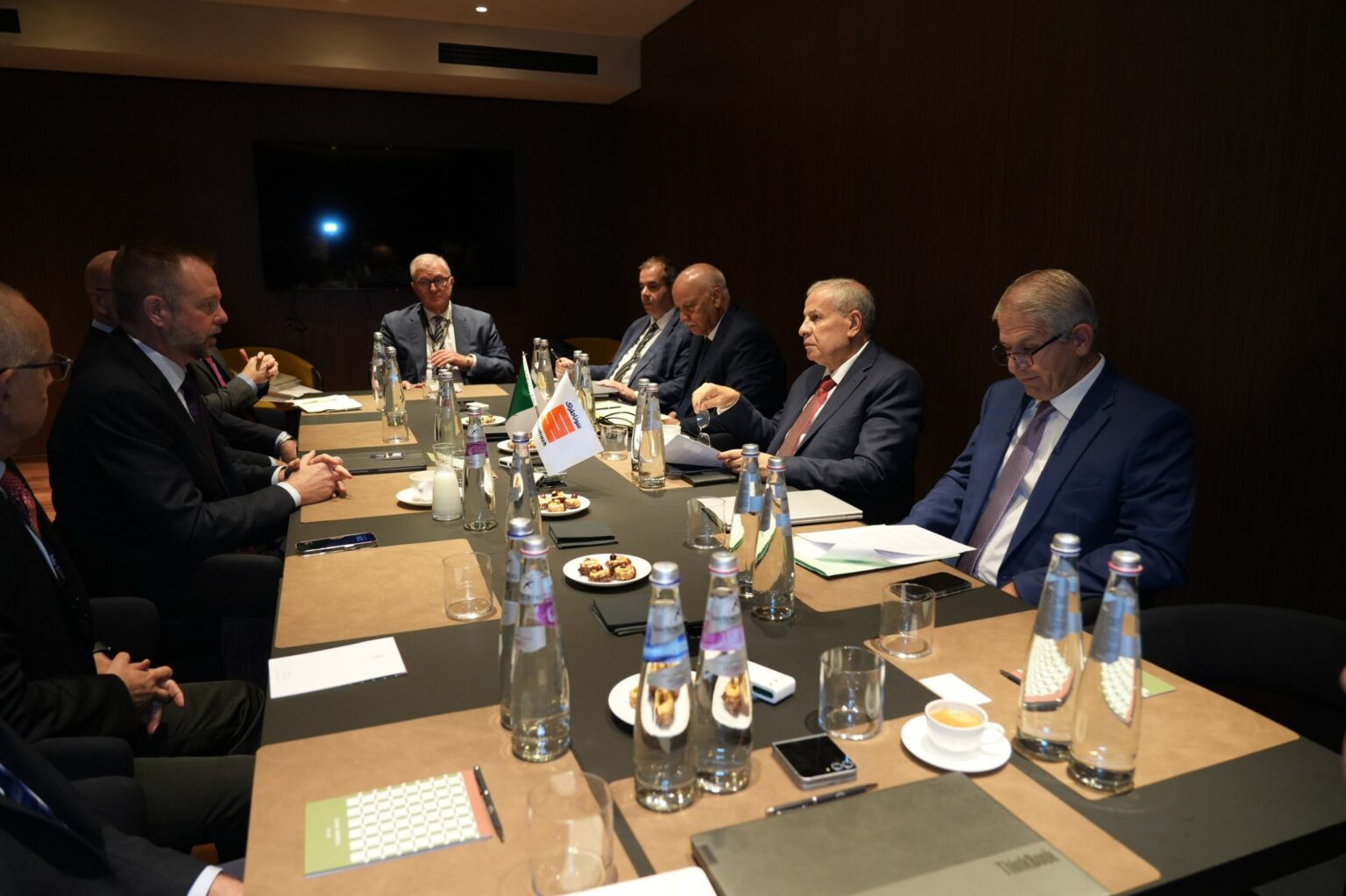 الرئيس المدير العام لمجمع سوناطراك يجتمع مع مسؤولي كبرى الشركات العالمية