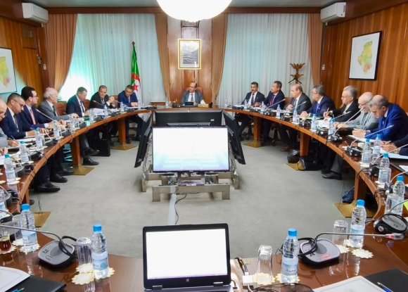 الوزير الأول بالنيابة يترأس اجتماعا وزاريا مشتركا حول تصدير الإسمنت والكلنكر