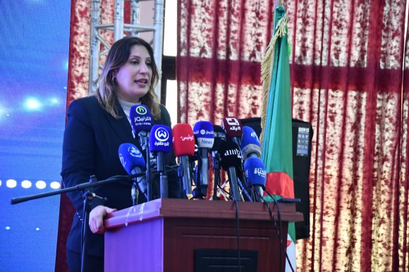 وزيرة البيئة تؤكد على تنفيذ برامج لإعادة تأهيل المناطق المتضررة من الحرائق