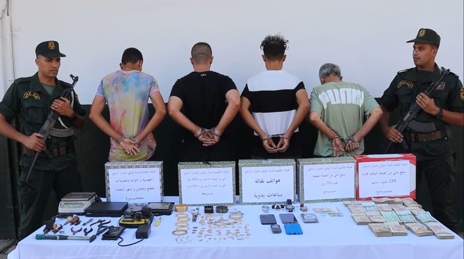 الدرك الوطني بالجزائر العاصمة يضع حدا لعصابة مختصة في سرقة المنازل
